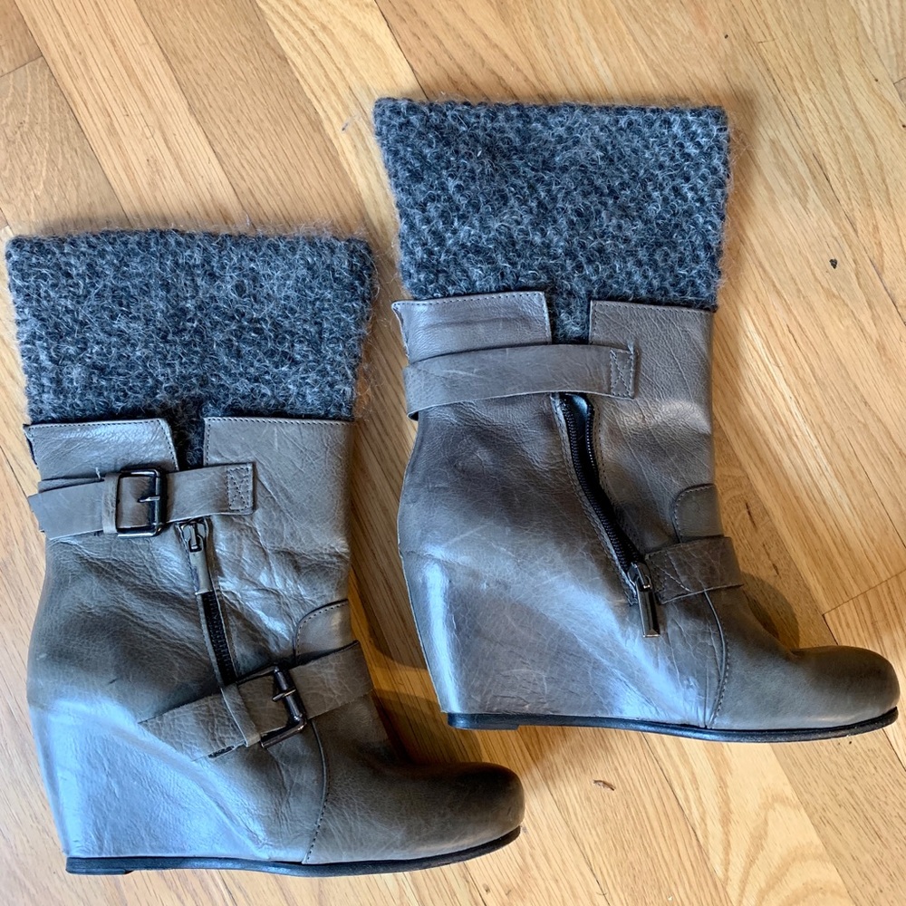 ITALIAN LEATHER WEDGE BOOT WITH WOOL BOUCLE TOP.  WOMANS SIZE 39 (US 8.5)